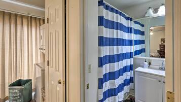 Kostenlose Toilettenartikel, Haartrockner, Handtücher