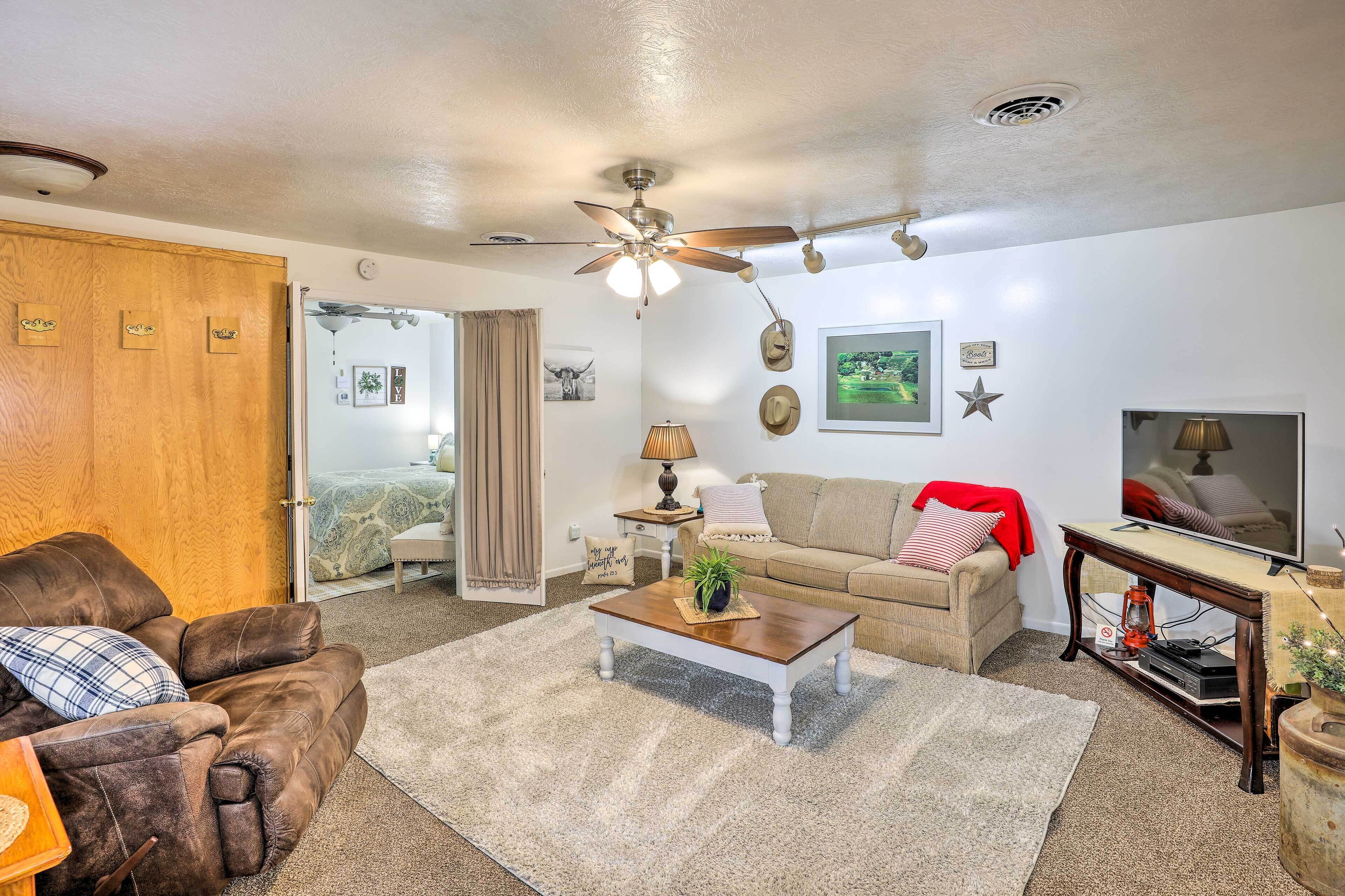 Akron Apartment w/ Balcony - Hunting Nearby!