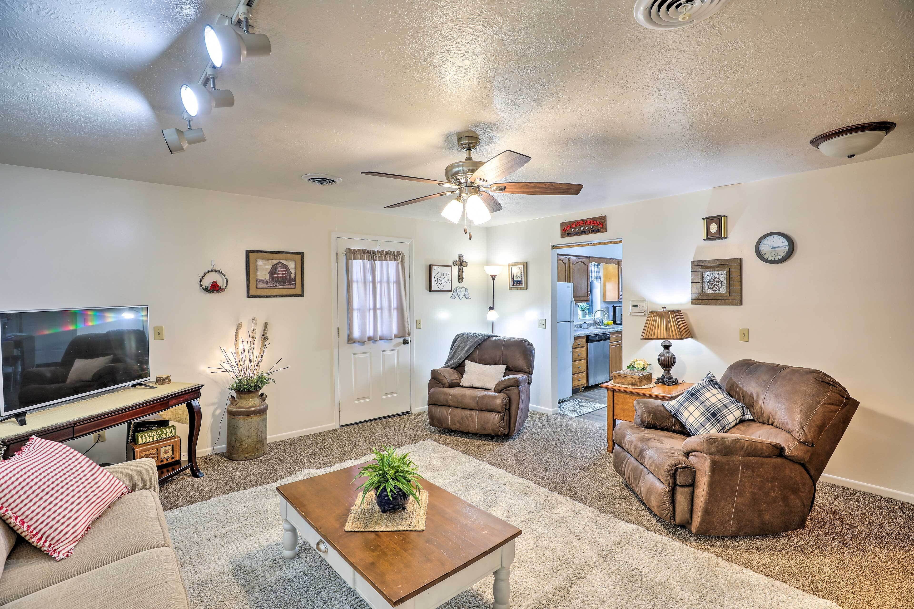 Akron Apartment w/ Balcony - Hunting Nearby!