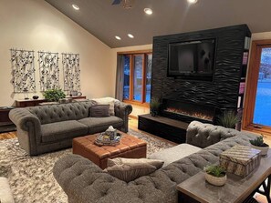 Fernseher, Kamin, DVD-Player