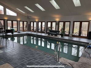 Una piscina cubierta