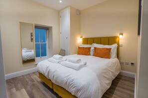 1 bedroom, iron/ironing board, travel cot, Internet - Roomapart 1b, 1 Elliot Terrace - sleeps 4 guests  in 1 bedroom (Plymouth)