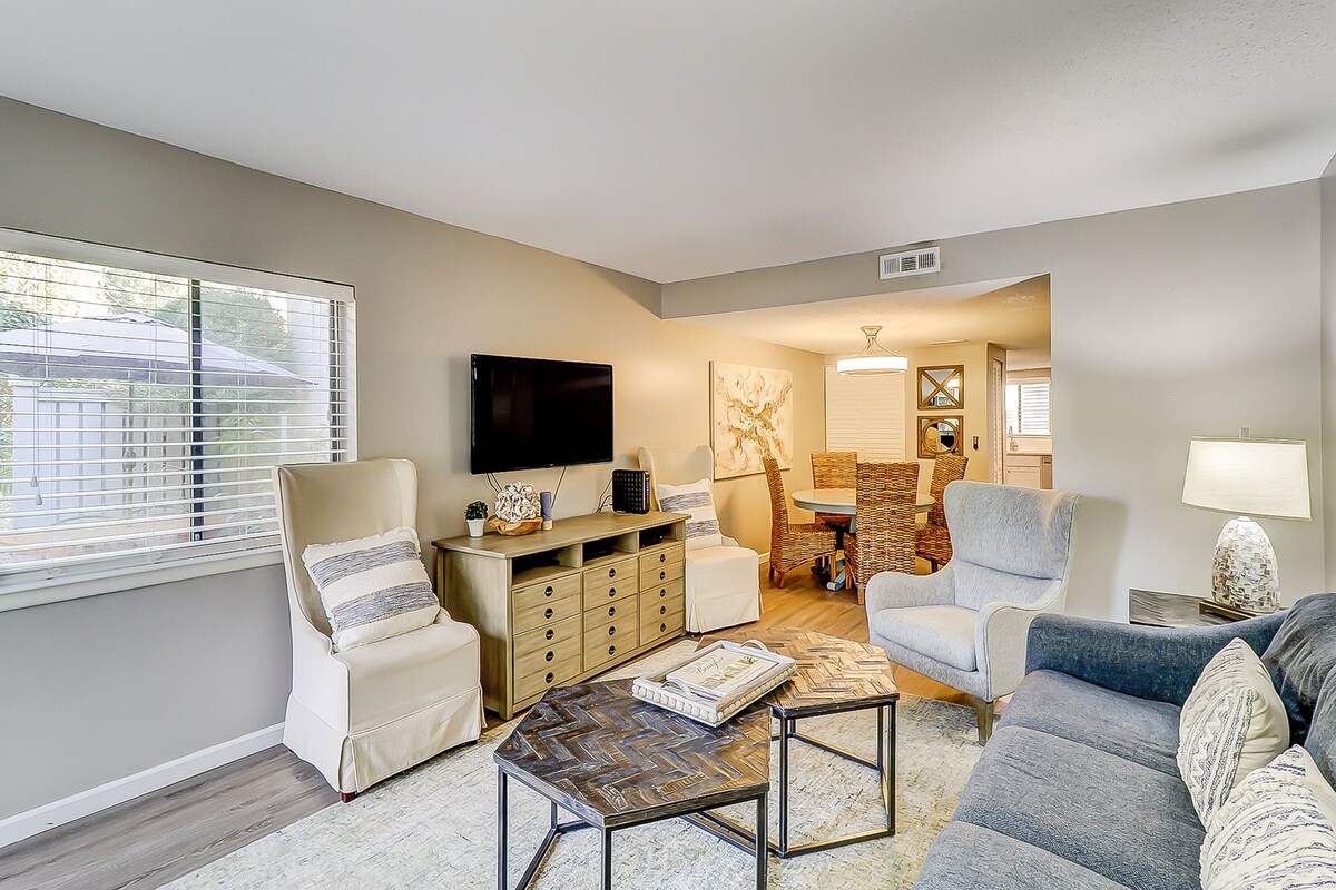 Snowbird/dog-friendly villa with WiFi, 2 patios, & grill + pool/ beach access