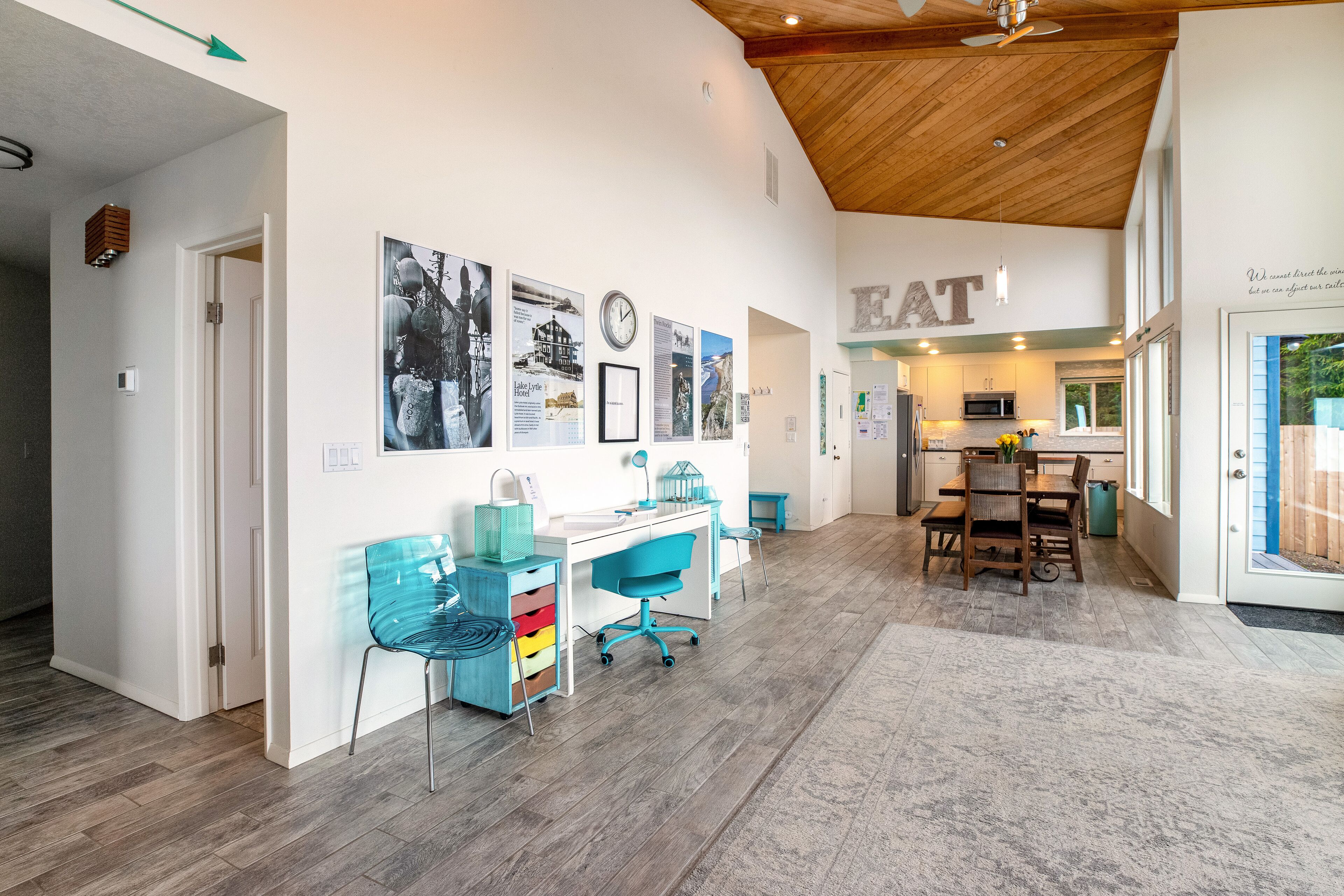 Ocean view home with a deck, gas grill, free WiFi and washer/dryer