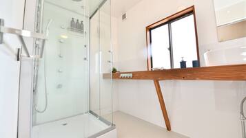 Casa básica | Baño | Ducha y bañera combinadas y bañera profunda