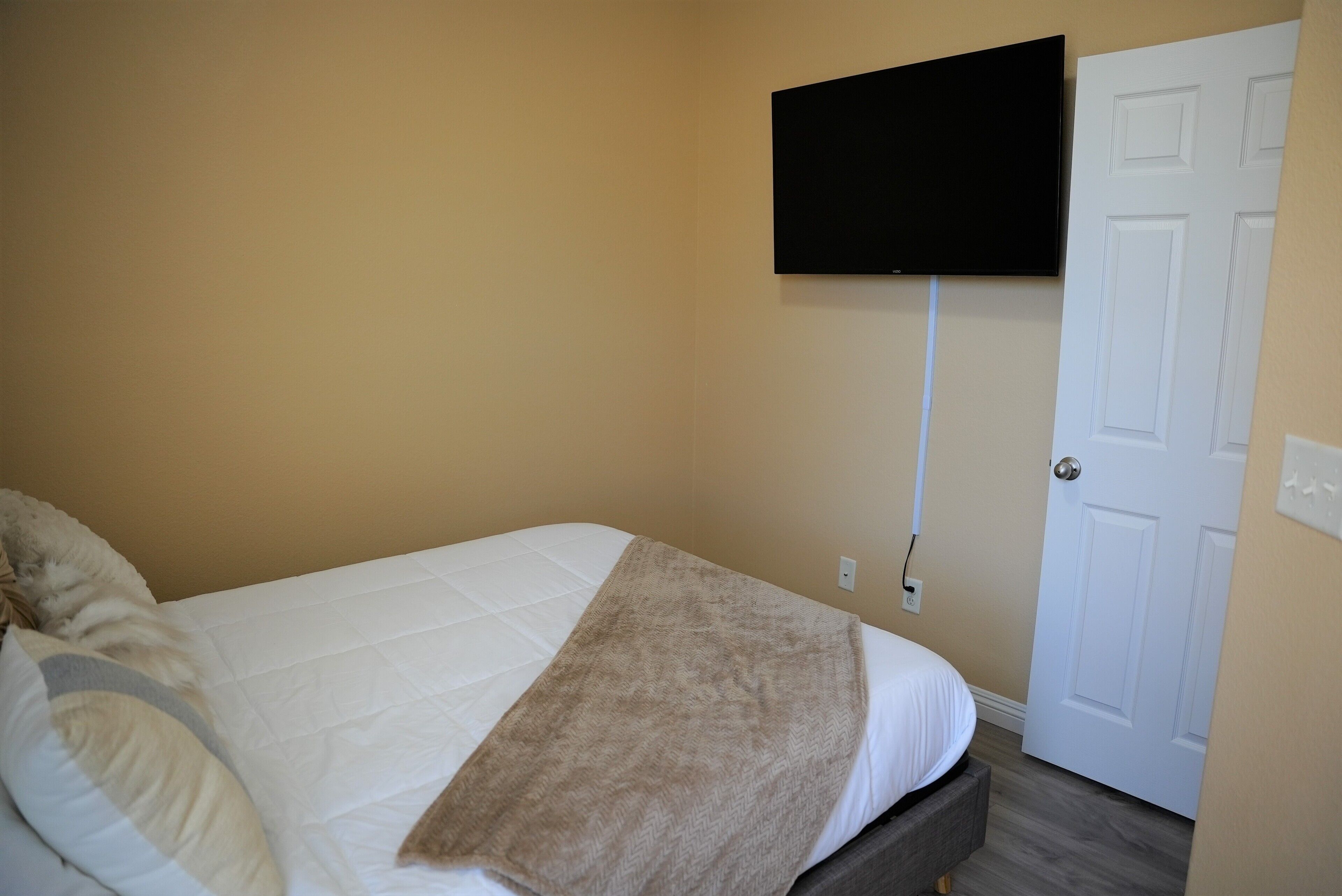 Modern 4 bedroom home Cozy & clean centrally located