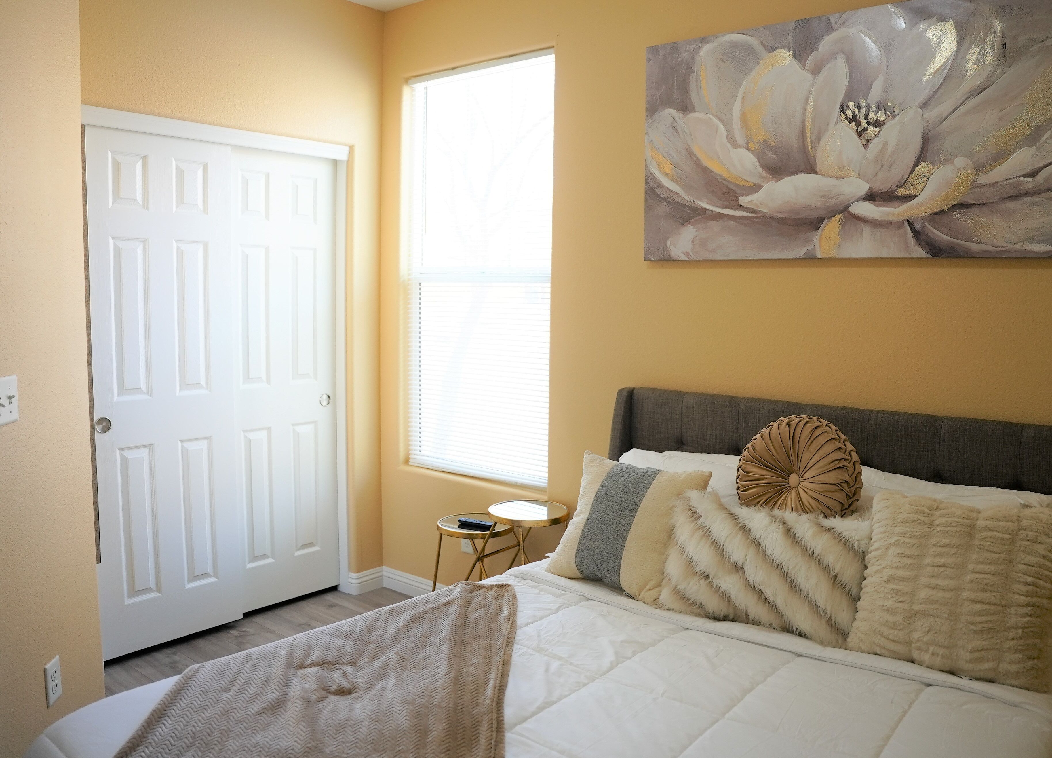 Modern 4 bedroom home Cozy & clean centrally located