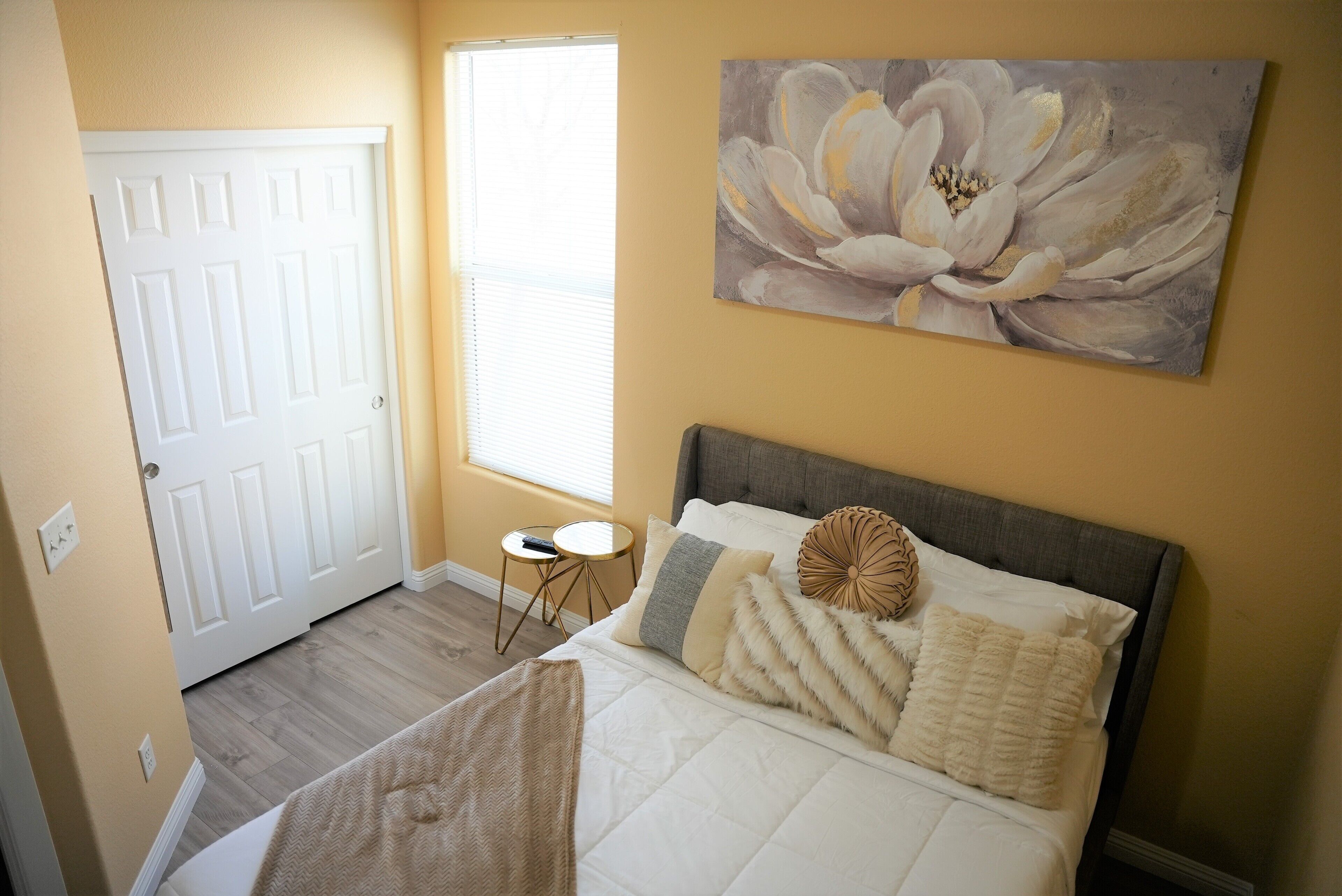 Modern 4 bedroom home Cozy & clean centrally located