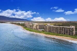 Exterior - Beautiful penthouse suite with stunning ocean view, pool, hot tub & beach access (Kihei)