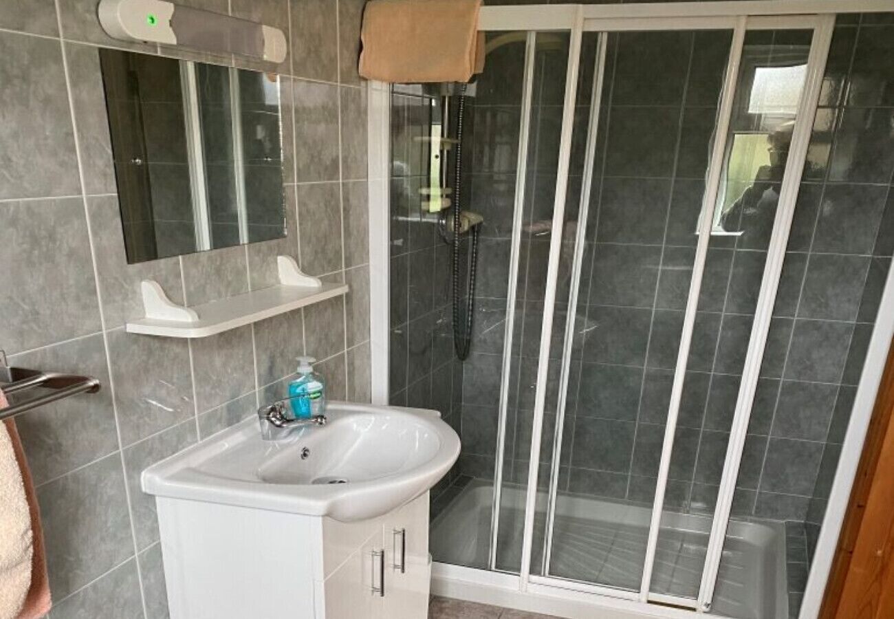 Douche, sèche-cheveux, serviettes fournies