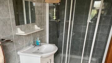 Douche, sĂšche-cheveux, serviettes fournies