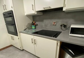 Frigorífico, microondas, horno y cafetera o tetera