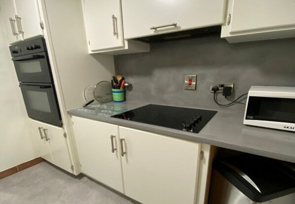 Refrigerador, microondas, horno y cafetera y tetera 