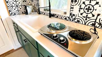 Coffee/tea maker, fridge, microwave, cookware/dishes/utensils