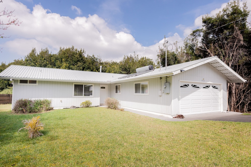 Tropical snowbird escape by world’s tallest volcano - lanai, yard & washer/dryer