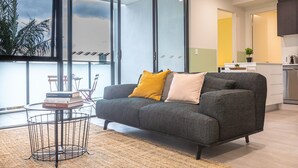 プレミアム アパートメント 2 ベッドルーム | リビング エリア | 50 インチのスマートテレビ (デジタル放送視聴可)、テレビ、Netflix