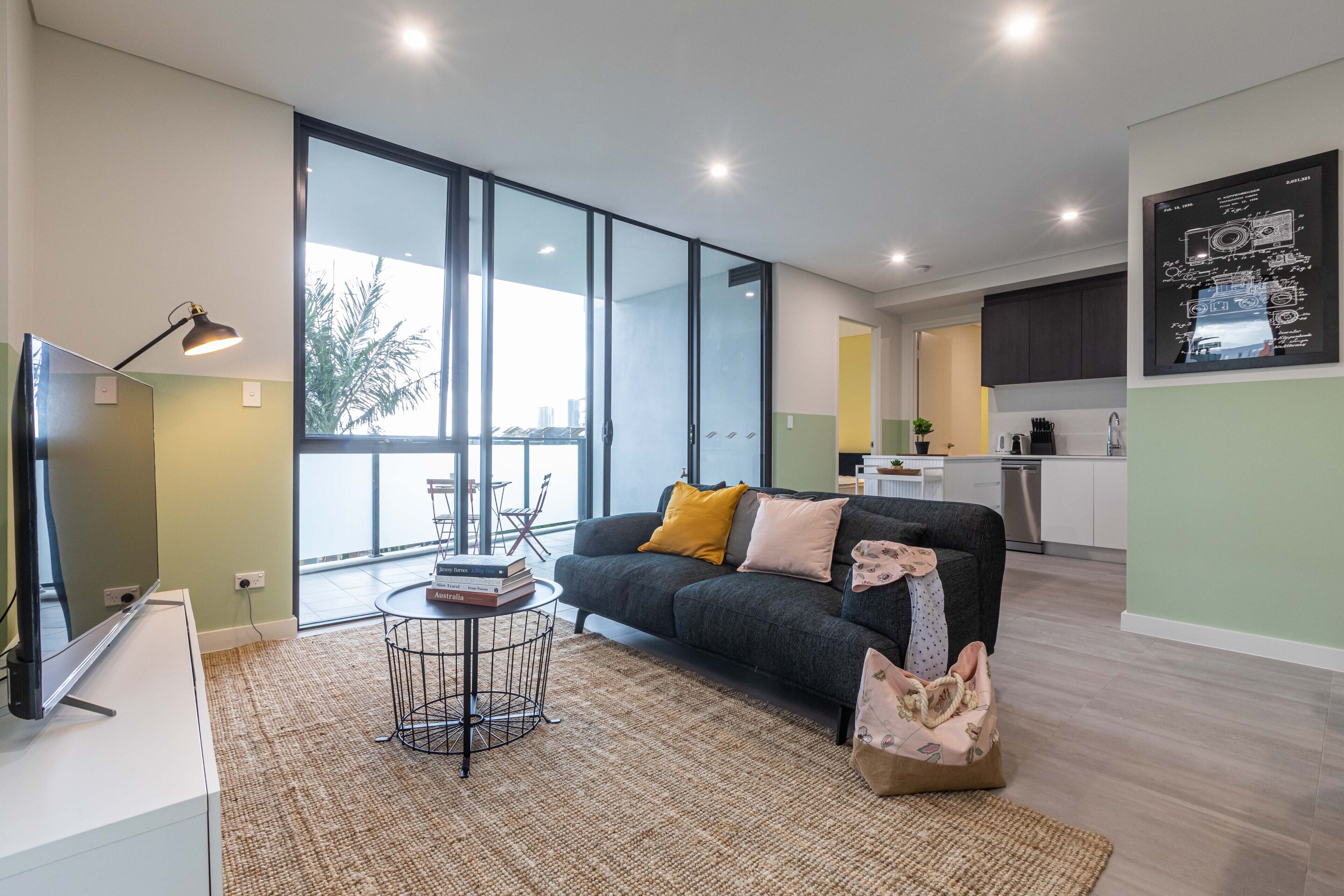 พรีเมียมอพาร์ทเมนท์, 2 ห้องนอน | บริเวณนั่งเล่น | สมาร์ททีวี 50 นิ้ว พร้อมช่องดิจิตอล, ทีวี, Netflix