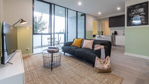 プレミアム アパートメント 2 ベッドルーム | リビング エリア | 50 インチのスマートテレビ (デジタル放送視聴可)、テレビ、Netflix
