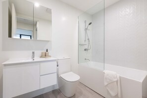 Chuveiro, chuveiro com efeito de chuva, secador de cabelo 