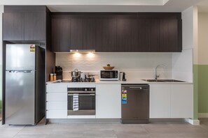 大型冷蔵庫、電子レンジ、オーブン、コンロ