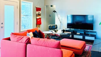 Een smart-tv, een open haard en een stereo