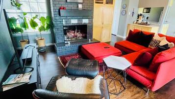 Smart-tv, een open haard en een stereo