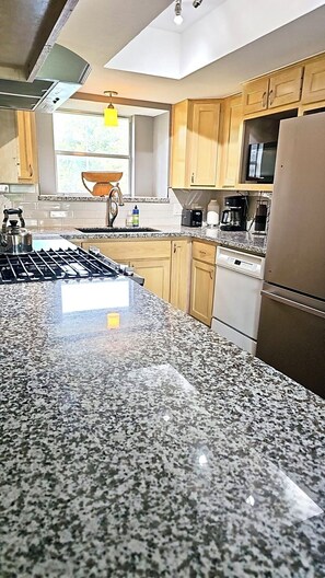 Kylskåp, mikrovågsugn, ugn och spishäll