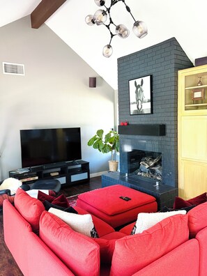 Smart TV, fireplace, stereo