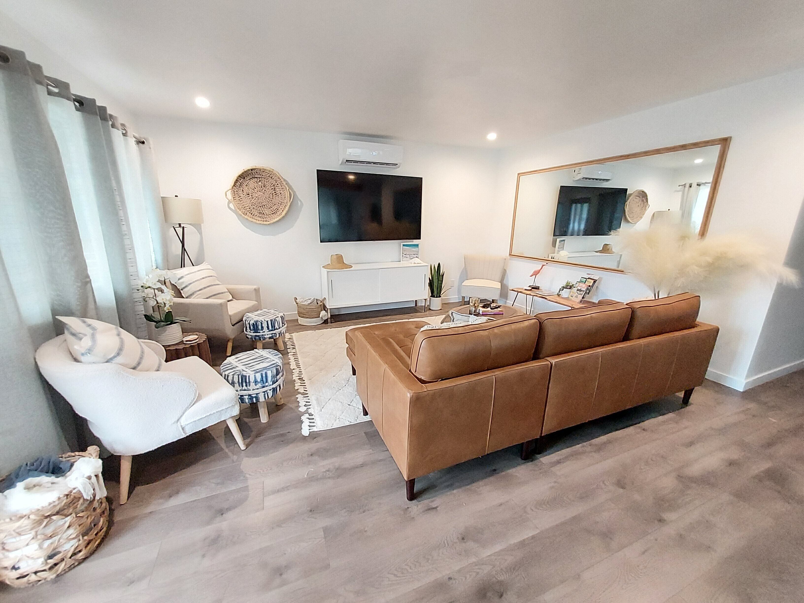 Flamingo Bungalow- next to Atascadero lake, park, and zoo!