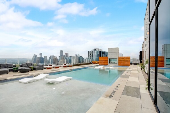 A heated pool - Downtown Austin condo with balcony, rooftop pool, & gym (Austin)