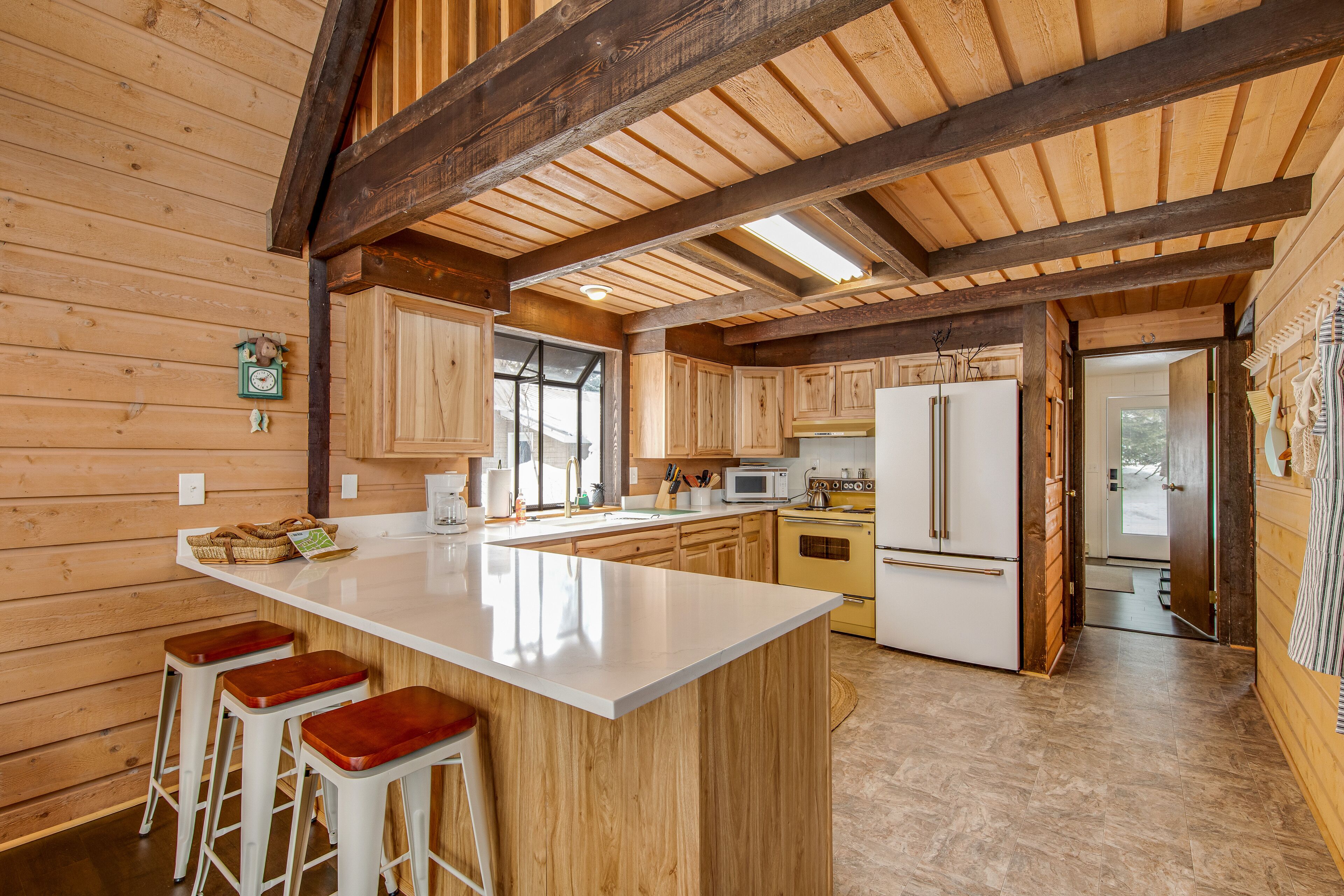 Home near year-round outdoor adventure - furnished patio, W/D & free WiFi