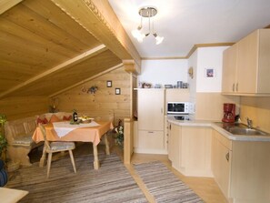 Kylskåp, mikrovågsugn, spishäll och kaffe- och tebryggare