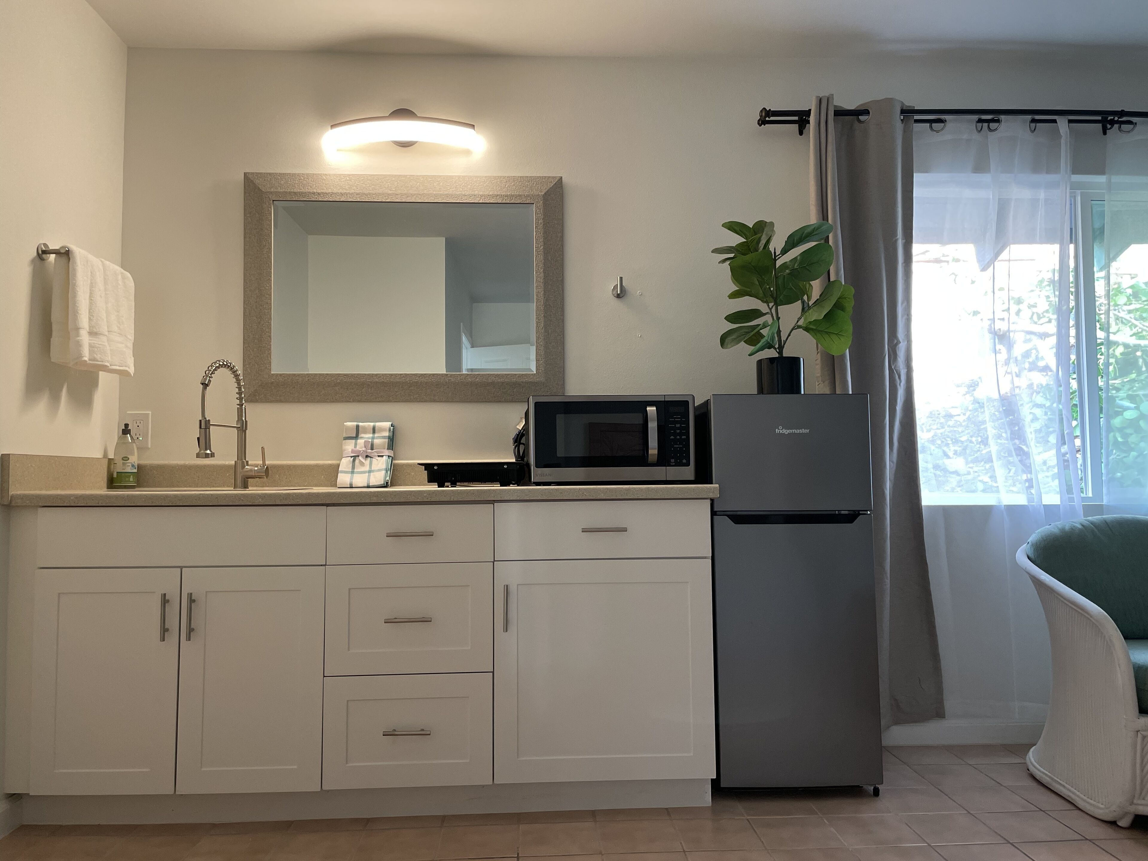 Studio as King or 2 Twin Beds 1/2 Mile From Beach