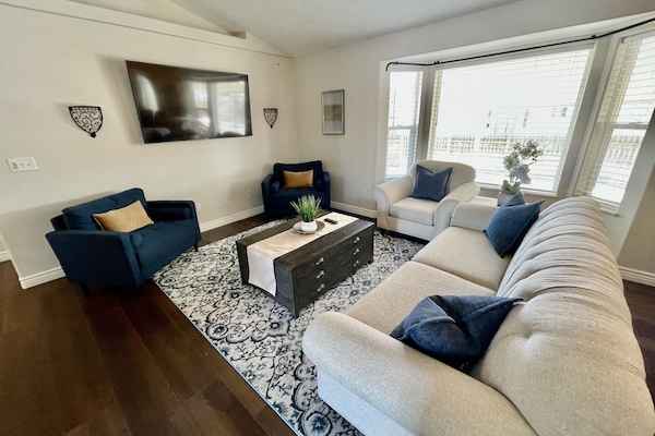 Living room 1 - Main floor, open concept, smart TV, lots of seating.