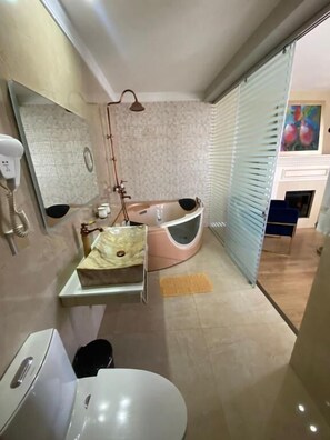 Suite, vista a la ciudad | Baño | Pantuflas 