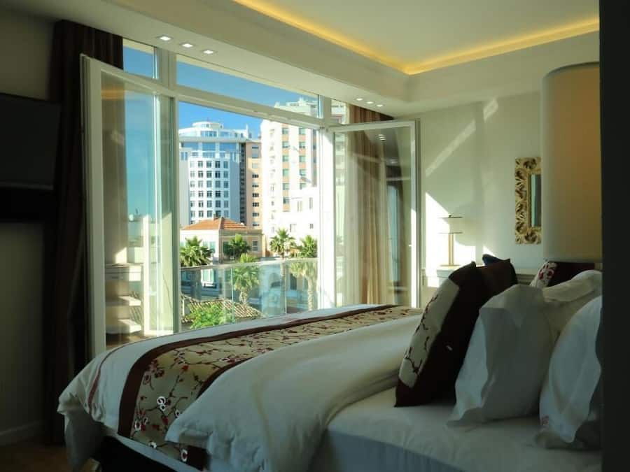 Suíte, vista para a cidade | Ferros/tábuas de passar roupa, roupa de cama