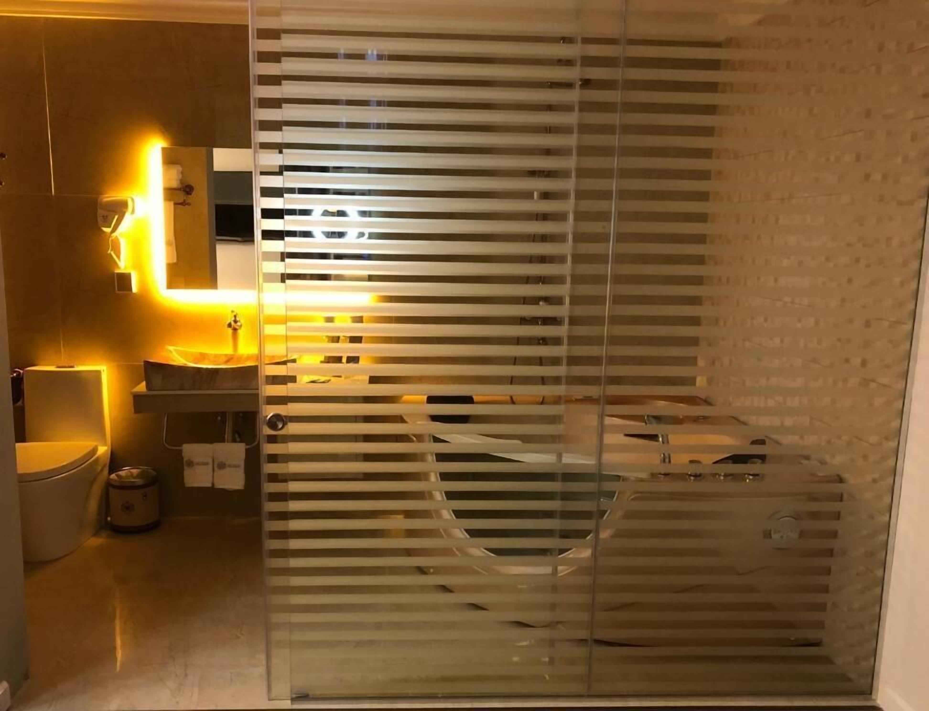 Suite, vista città | Bagno | Pantofole