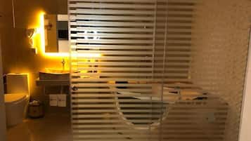Suite, vista città | Bagno | Pantofole