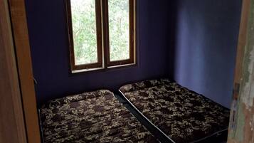 6 kamar tidur dan meja kerja