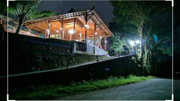 Voorkant accommodatie - avond/nacht