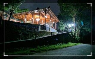 Fachada de la propiedad por la tarde o noche