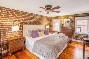 House, 2 Bedrooms - Charlton House by Lucky Savannah (Savannah)