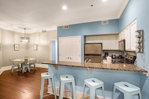 House, 2 Bedrooms | Private kitchen - Bee's Knees by Lucky Savannah (Savannah)