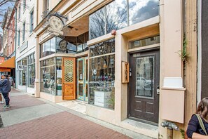 House, 2 Bedrooms | Exterior - Bee's Knees by Lucky Savannah (Savannah)