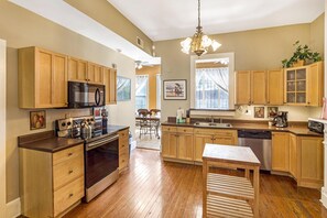 House, 3 Bedrooms | Private kitchen