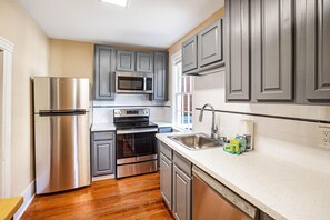 House, 4 Bedrooms | Private kitchen
