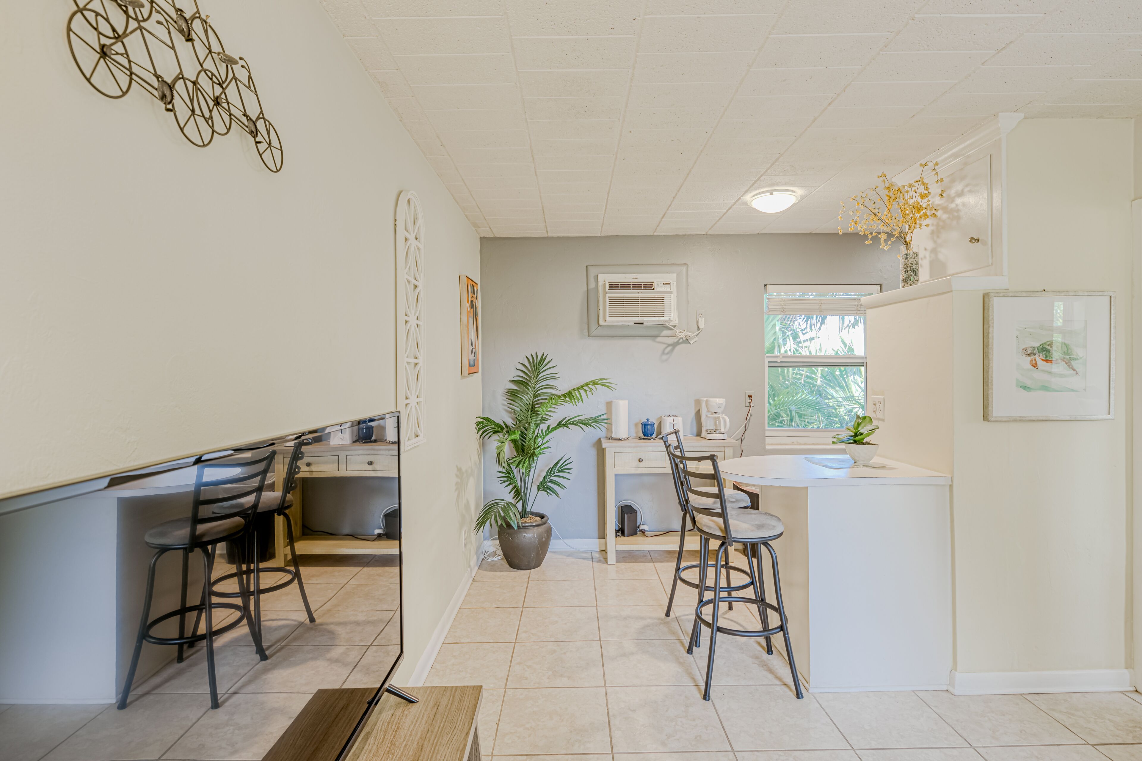 Adorable second-floor home with WiFi, shady patios, shared W/D, & kitchenette