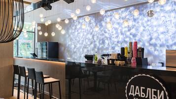 Daily cooked-to-order breakfast (EUR 4.93 per person)