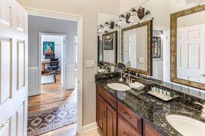 Bathroom - Art Lovers off Broughton (Savannah)