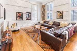 Stadtwohnung, 2 Schlafzimmer | Wohnzimmer